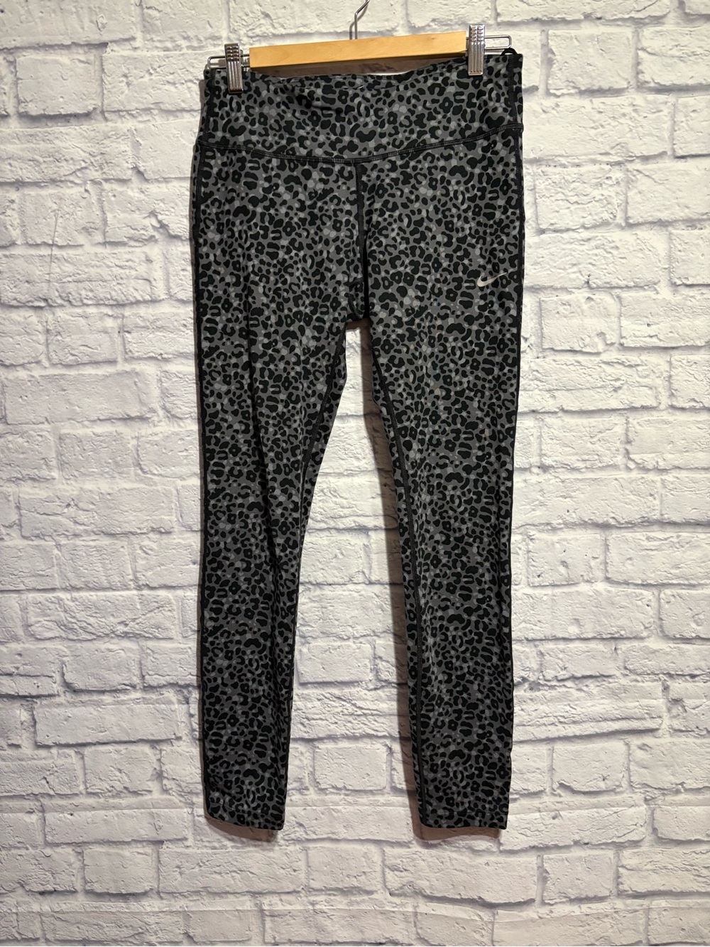 Nike Black & Charcoal Leopard-Print High-Rise Leggings Medium - Picture 2 of 9